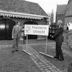 841701 Afbeelding van de overdracht van de gemeente Woerden van de provincie Zuid-Holland naar de provincie Utrecht, ...